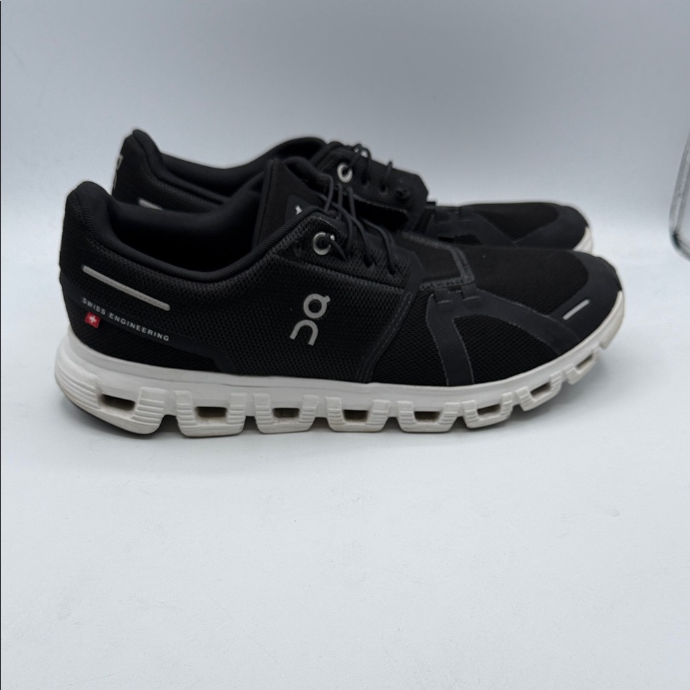 On Running Cloud 6 women’s 9.5 Black and White Sneakers S15